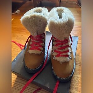 Never worn women’s J. Crew Sherpa snow boots
